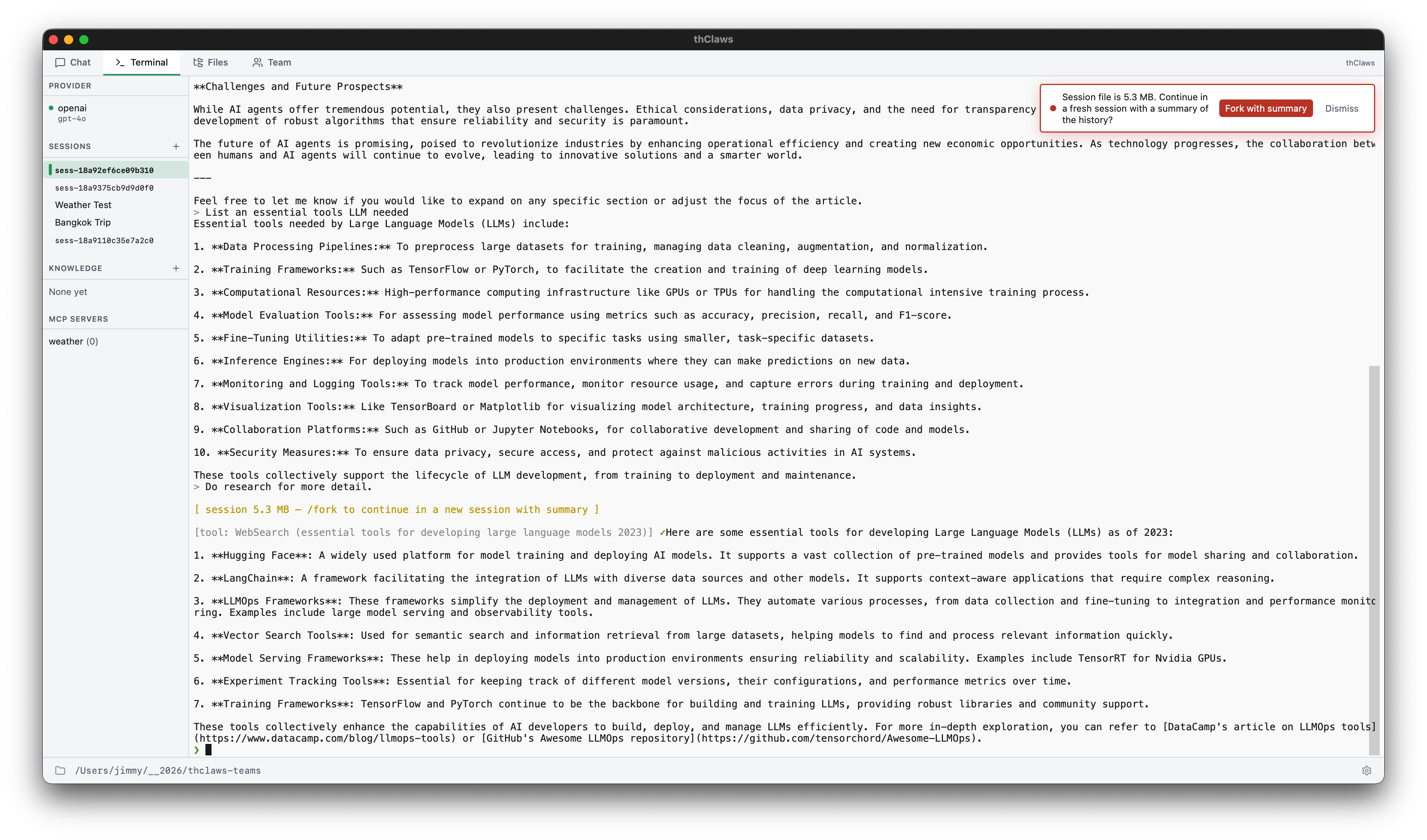 thClaws Context Warning — banner สีแดงที่มุมขวาบนเตือนให้ fork เมื่อไฟล์ session ใหญ่เกิน 5 MB พร้อมปุ่ม Fork with summary / Dismiss